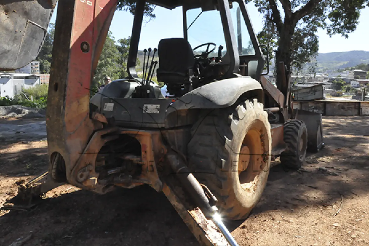 LOTE 010 - RETRO CASE 580 L - ANO 1997