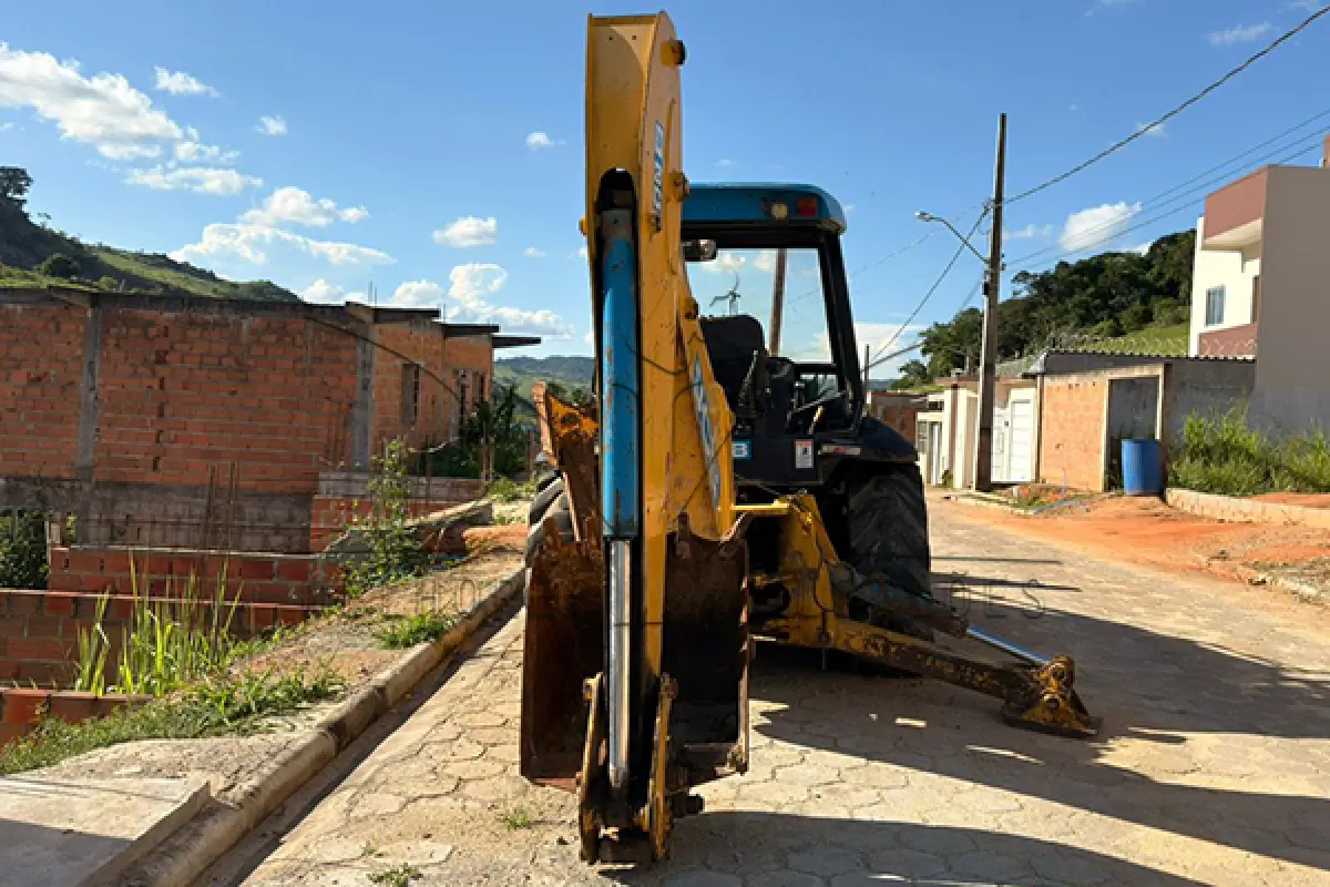 LOTE 011 - RETROESCAVADEIRA JBC 3C 4X4 - ANO 2012
