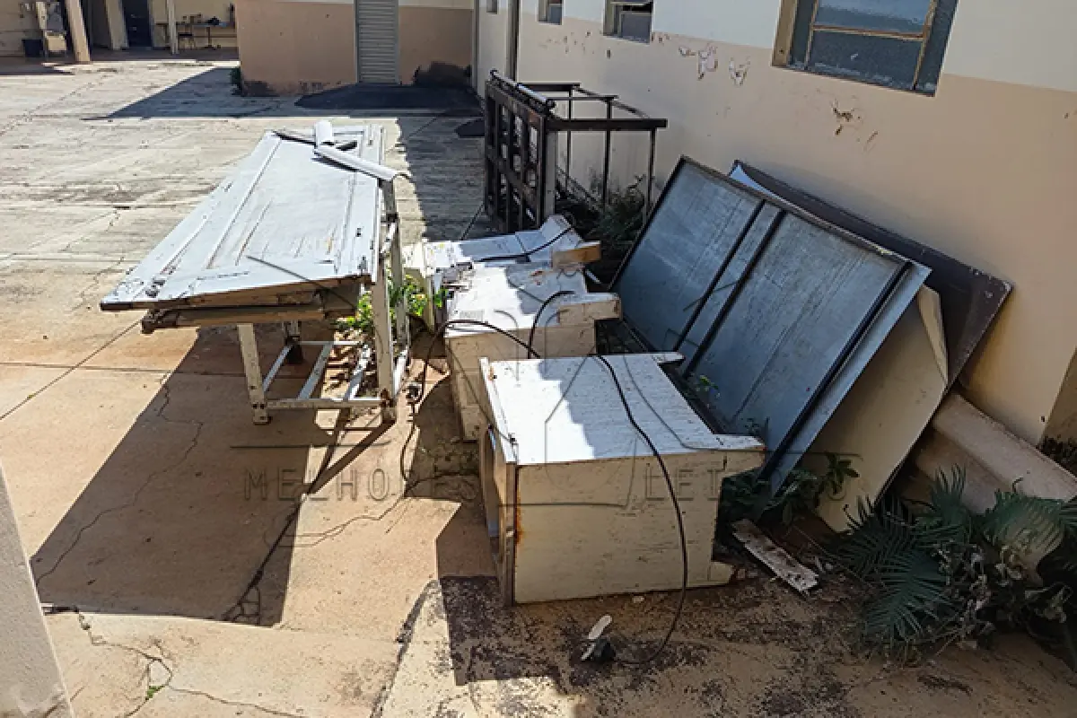 LOTE 002 - Composto por equipamentos que integravam a Padaria da antiga cantina municipal (fornos, prateleiras, cortadeira, suporte de forno, máquina de pão, entre outros);