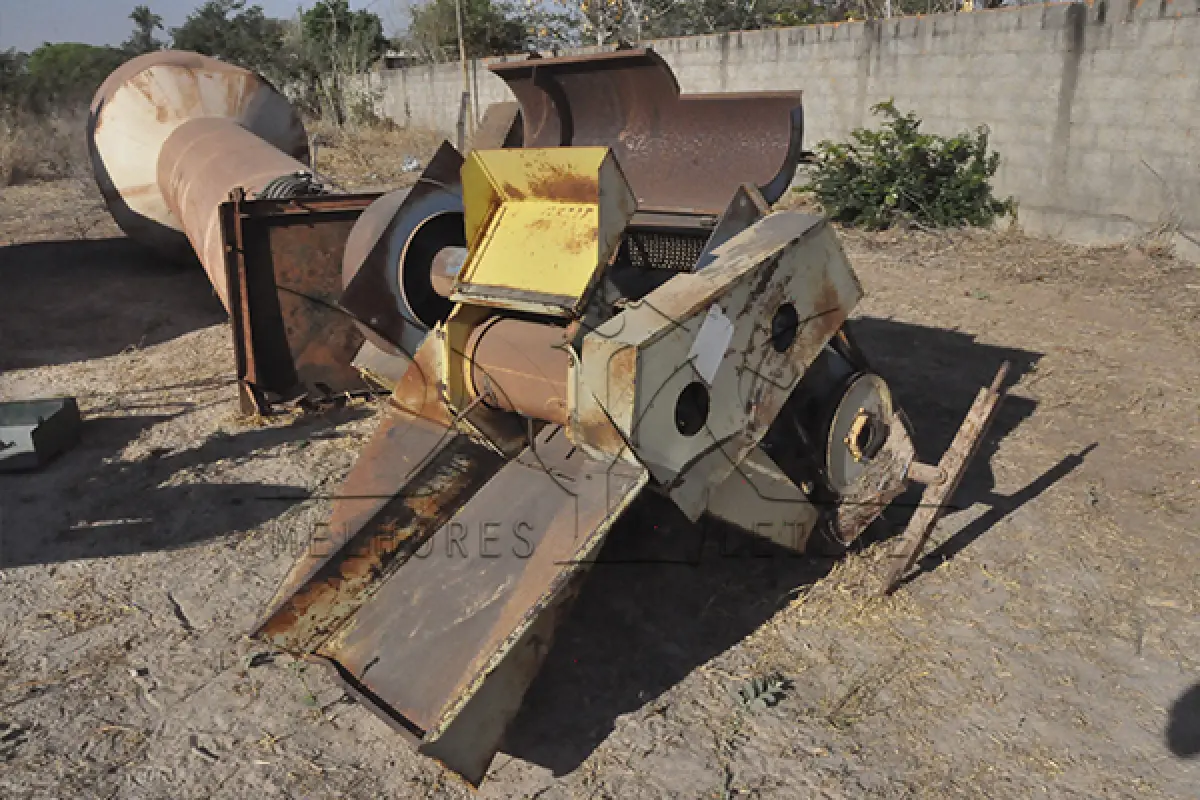 LOTE 047 - SUCATA - CAIXA D'AGUA DE FERRO E DEBULHADOR DE MILHO