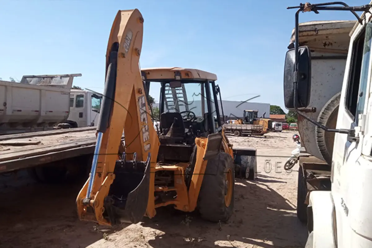 LOTE 051 - RETRO ESCAVADEIRA JCB 4X4 - ANO 2015