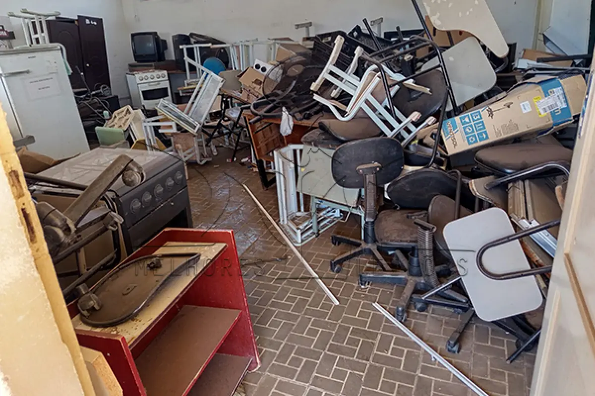 LOTE 001 - Composto por mesa e cadeiras escolares, caixas, armários de metal, geladeira, fogões, televisores, ventiladores, entre outros.