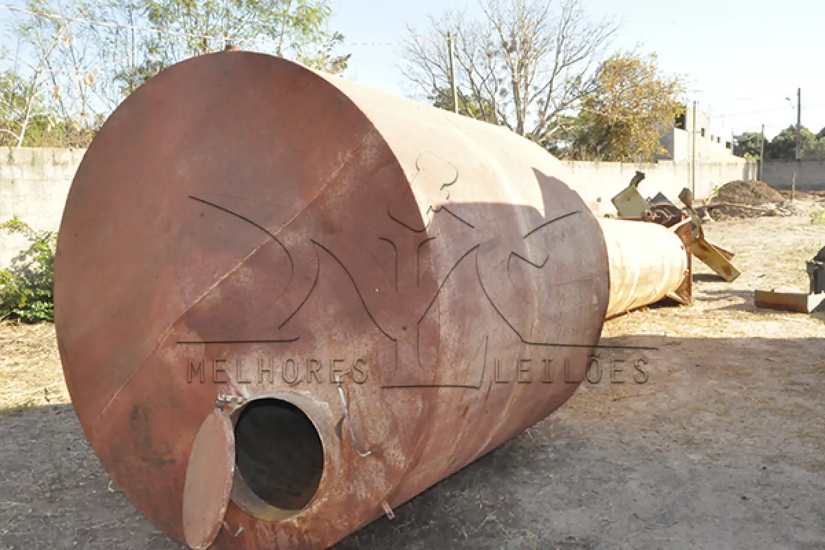 LOTE 047 - SUCATA - CAIXA D'AGUA DE FERRO E DEBULHADOR DE MILHO