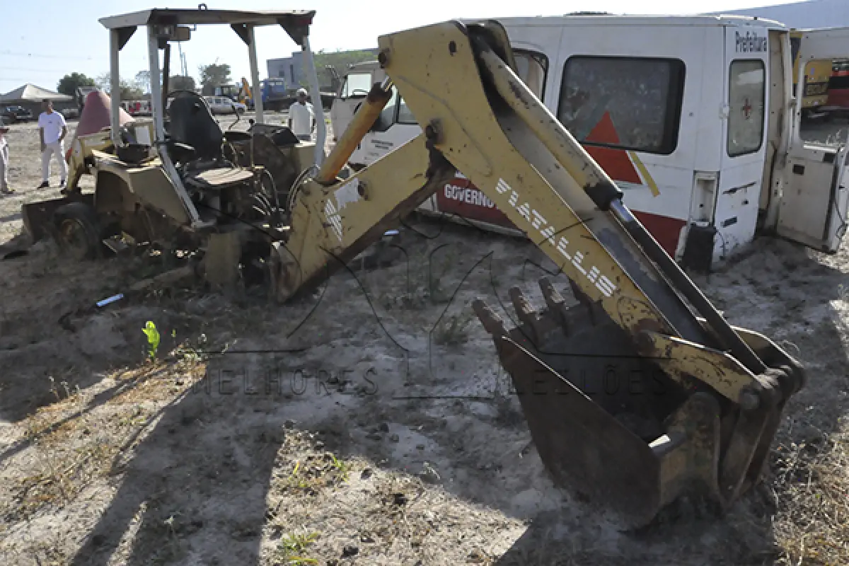 LOTE 040 - SUCATA RETRO ESCAVADEIRA FIATALLIS FB80