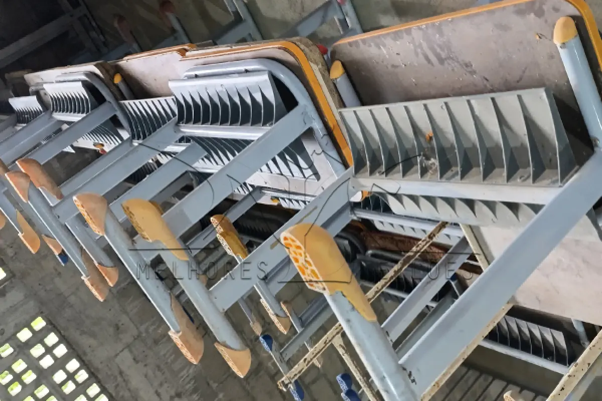 LOTE 014 - SUCATA DE MOBILIA ESCOLAR