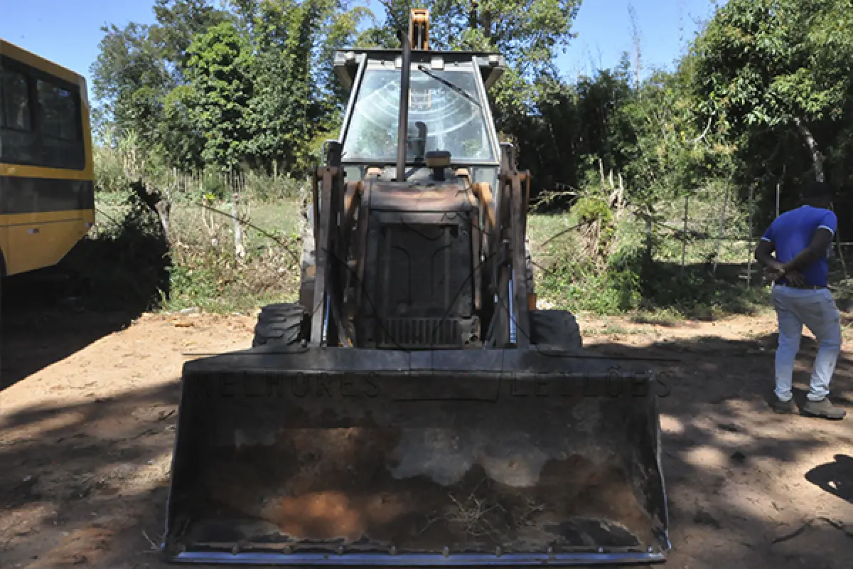 LOTE 010 - RETRO CASE 580 L - ANO 1997