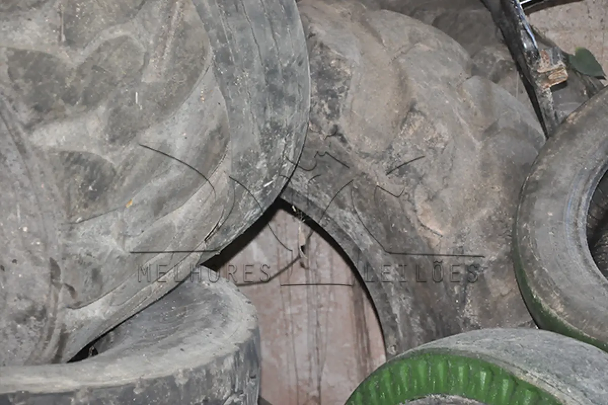 LOTE 012 - SUCATAS PNEUS - DIVERSOS MODELOS DE PNEUS