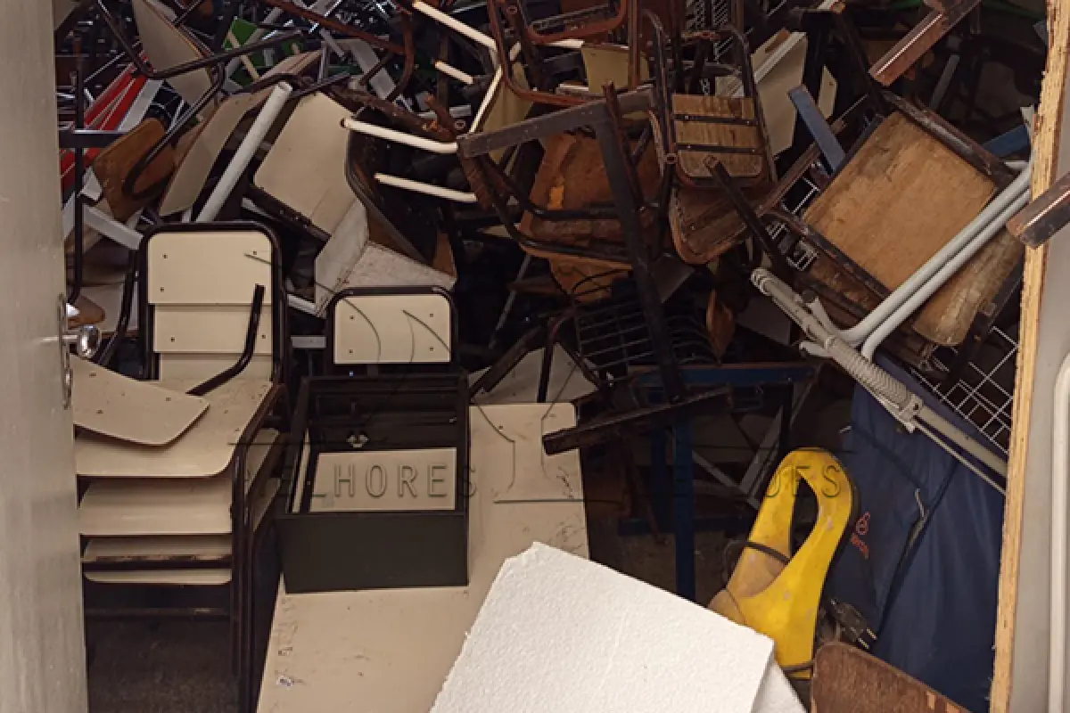 LOTE 003 - Composto por mesas e cadeiras escolares, arquivos e estantes de aço, entre outros.