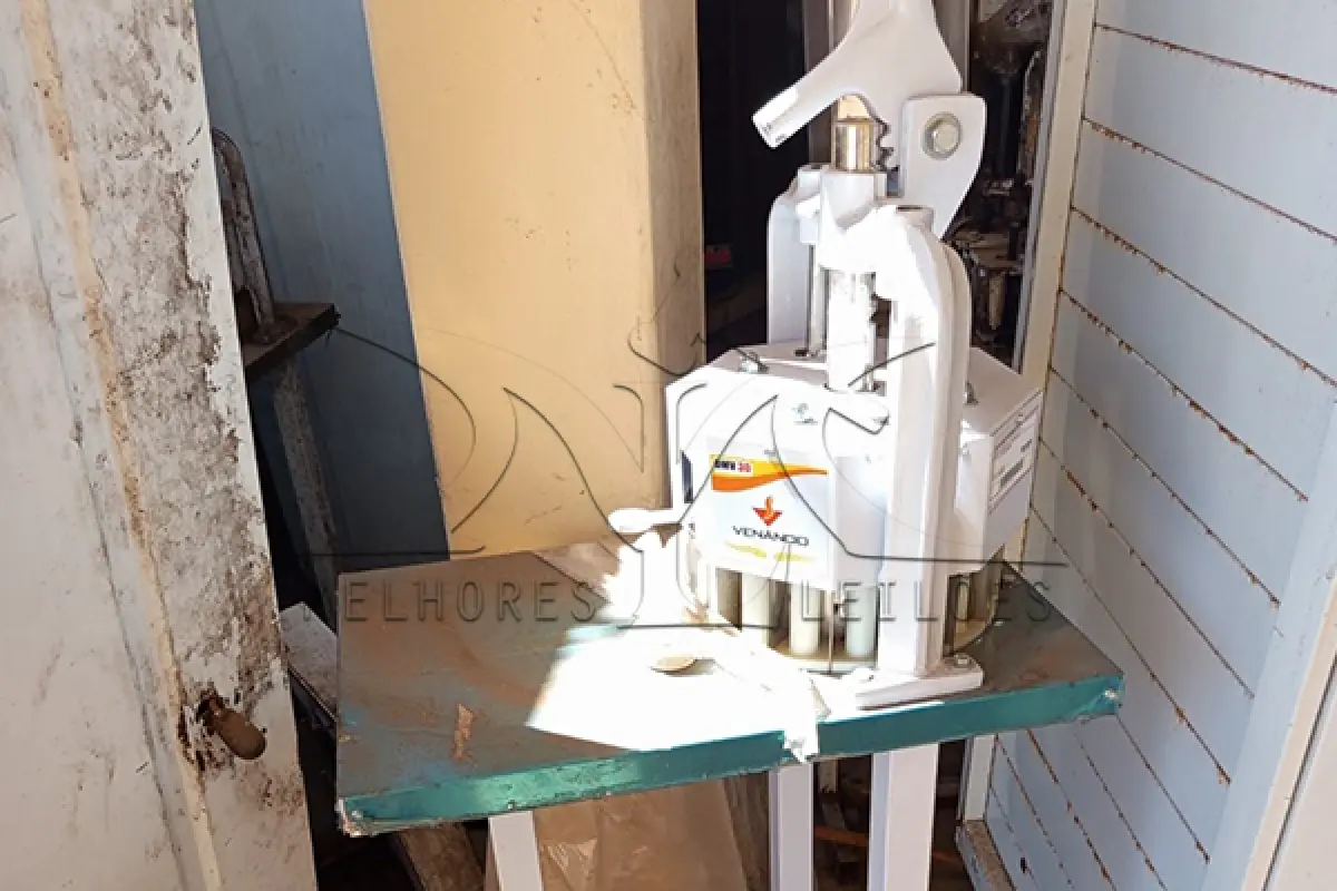 LOTE 002 - Composto por equipamentos que integravam a Padaria da antiga cantina municipal (fornos, prateleiras, cortadeira, suporte de forno, máquina de pão, entre outros);