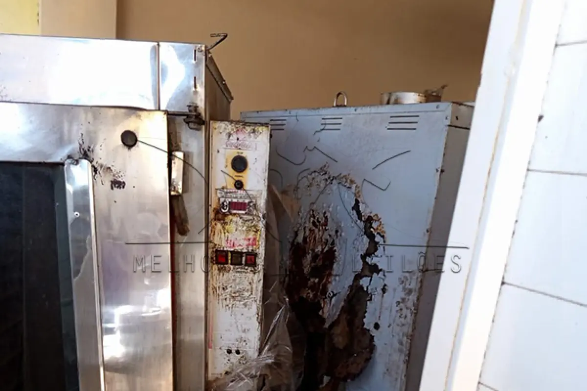 LOTE 002 - Composto por equipamentos que integravam a Padaria da antiga cantina municipal (fornos, prateleiras, cortadeira, suporte de forno, máquina de pão, entre outros);
