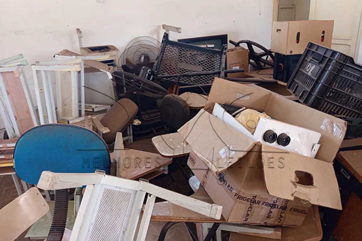 LOTE 001 - Composto por mesa e cadeiras escolares, caixas, armários de metal, geladeira, fogões, televisores, ventiladores, entre outros.