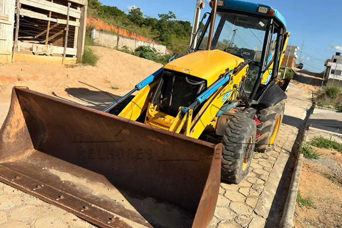 LOTE 011 - RETROESCAVADEIRA JBC 3C 4X4 - ANO 2012