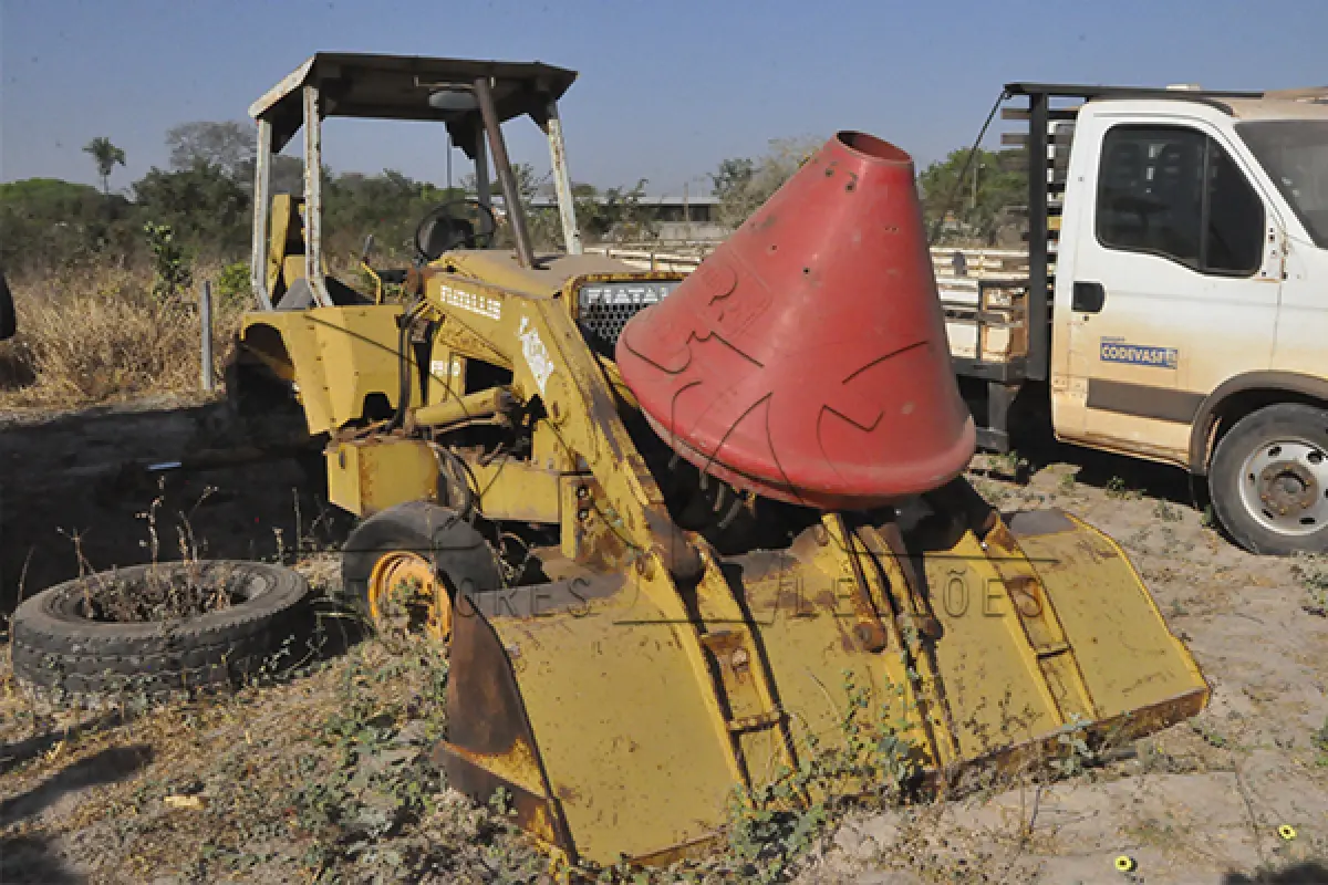 LOTE 040 - SUCATA RETRO ESCAVADEIRA FIATALLIS FB80