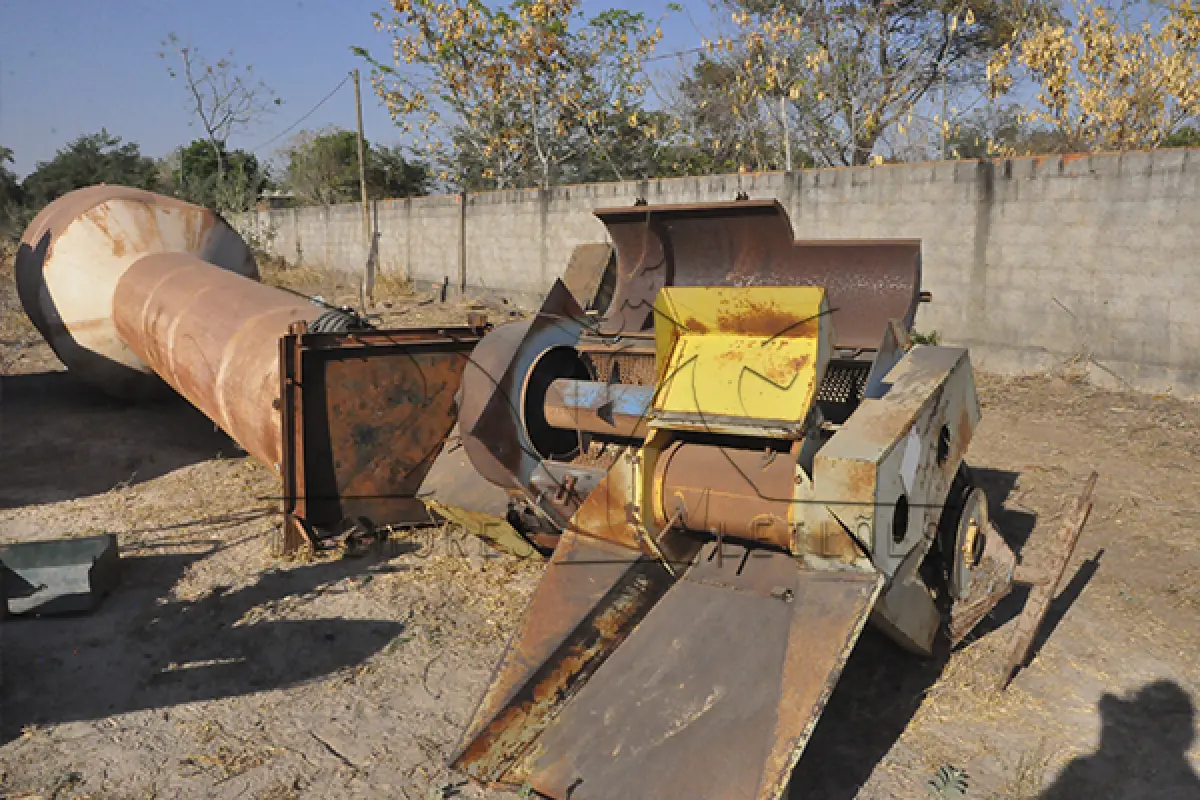 LOTE 047 - SUCATA - CAIXA D'AGUA DE FERRO E DEBULHADOR DE MILHO
