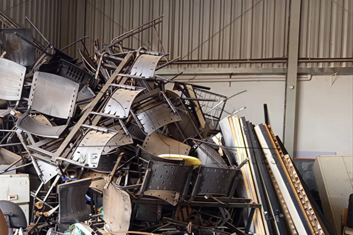 LOTE 005 - Composto por arquivos de aço, cadeiras, aparelhos eletrônicos; tais como computadores, impressoras e etc.