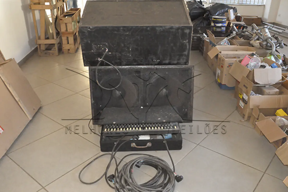 LOTE 031 - SUCATA EQUIPAMENTOS DE SONORIZAÇÃO E ILUMINAÇÃO