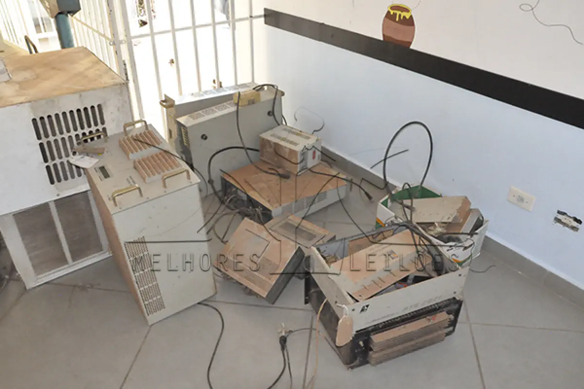 LOTE 033 - SUCATA ITENS DIVERSOS (AR-CONDICIONADO - BALANÇAS E TRANSMISSORES RECEPTOR DE SINAL DE TV