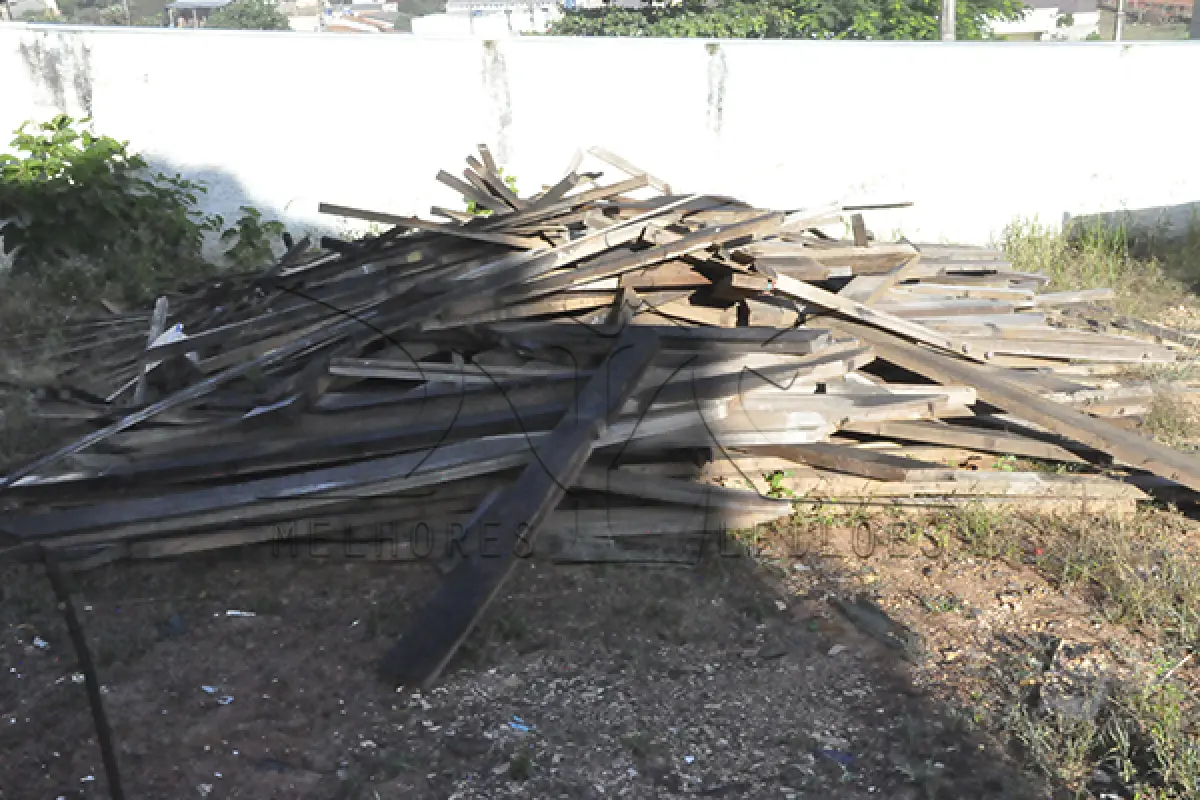 LOTE 026 - SUCATA CAÇAMBA - ROLO COMPACTADOR - FERRAGEM – MADEIRA