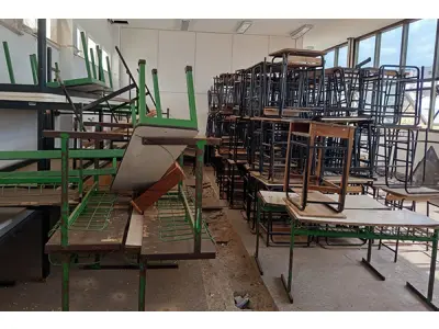 LOTE 003 - Composto por mesas e cadeiras escolares, arquivos e estantes de aço, entre outros.