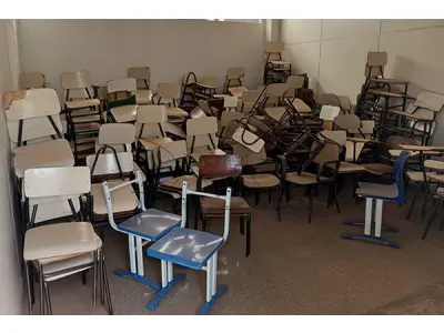 LOTE 003 - Composto por mesas e cadeiras escolares, arquivos e estantes de aço, entre outros.