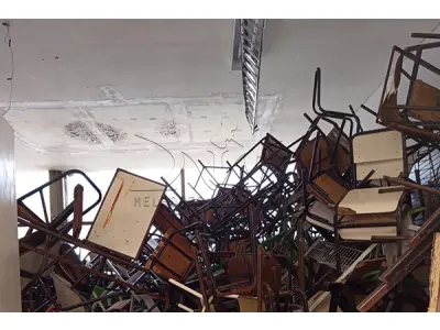 LOTE 003 - Composto por mesas e cadeiras escolares, arquivos e estantes de aço, entre outros.