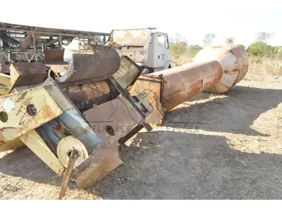 LOTE 047 - SUCATA - CAIXA D'AGUA DE FERRO E DEBULHADOR DE MILHO