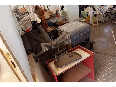 LOTE 001 - Composto por mesa e cadeiras escolares, caixas, armários de metal, geladeira, fogões, televisores, ventiladores, entre outros.