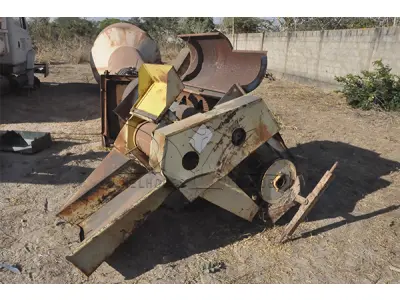 LOTE 047 - SUCATA - CAIXA D'AGUA DE FERRO E DEBULHADOR DE MILHO