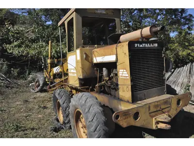 LOTE 011 - MOTONIVELADORA PATROL FIATALLIS - ANO 2000
