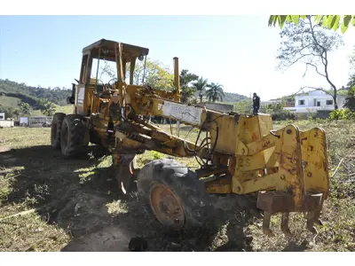 LOTE 011 - MOTONIVELADORA PATROL FIATALLIS - ANO 2000