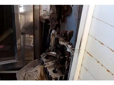 LOTE 002 - Composto por equipamentos que integravam a Padaria da antiga cantina municipal (fornos, prateleiras, cortadeira, suporte de forno, máquina de pão, entre outros);