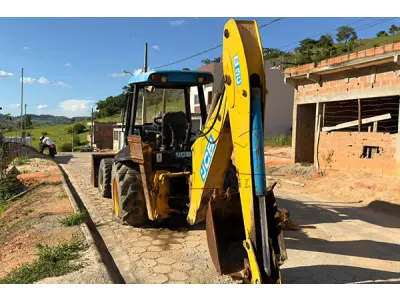 LOTE 011 - RETROESCAVADEIRA JBC 3C 4X4 - ANO 2012