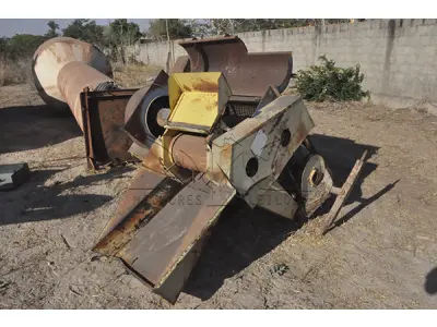 LOTE 047 - SUCATA - CAIXA D'AGUA DE FERRO E DEBULHADOR DE MILHO