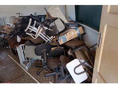 LOTE 001 - Composto por mesa e cadeiras escolares, caixas, armários de metal, geladeira, fogões, televisores, ventiladores, entre outros.