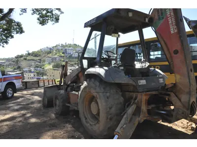 LOTE 010 - RETRO CASE 580 L - ANO 1997