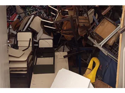 LOTE 003 - Composto por mesas e cadeiras escolares, arquivos e estantes de aço, entre outros.