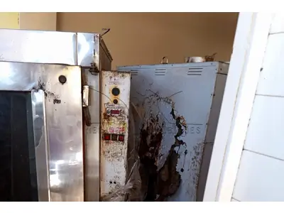 LOTE 002 - Composto por equipamentos que integravam a Padaria da antiga cantina municipal (fornos, prateleiras, cortadeira, suporte de forno, máquina de pão, entre outros);