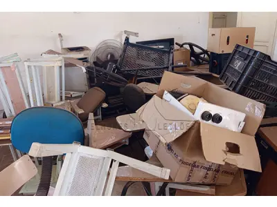 LOTE 001 - Composto por mesa e cadeiras escolares, caixas, armários de metal, geladeira, fogões, televisores, ventiladores, entre outros.