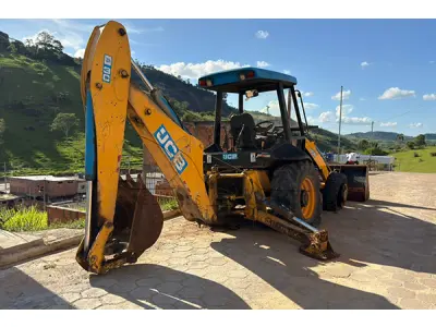 LOTE 011 - RETROESCAVADEIRA JBC 3C 4X4 - ANO 2012