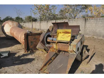 LOTE 047 - SUCATA - CAIXA D'AGUA DE FERRO E DEBULHADOR DE MILHO