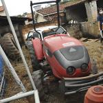 LOTE 008 - TRATOR AGRICOLA  AGRALE MODELO 42304  CARRETA ROÇADEIRA PULVERIZADOR - ANO 2007 - COR VERMELHA