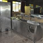 LOTE 001 - SUCATA - FOGÕES, BALCÕES, GELADEIRAS, AUTOCLAVE, PASS THROUGH FRIO, MESA PARA EXAME E CAMAS P/EXAME MEDICO