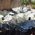LOTE 009 - MONTANTE MESA E CADEIRAS EM FERRO FUNDIDO